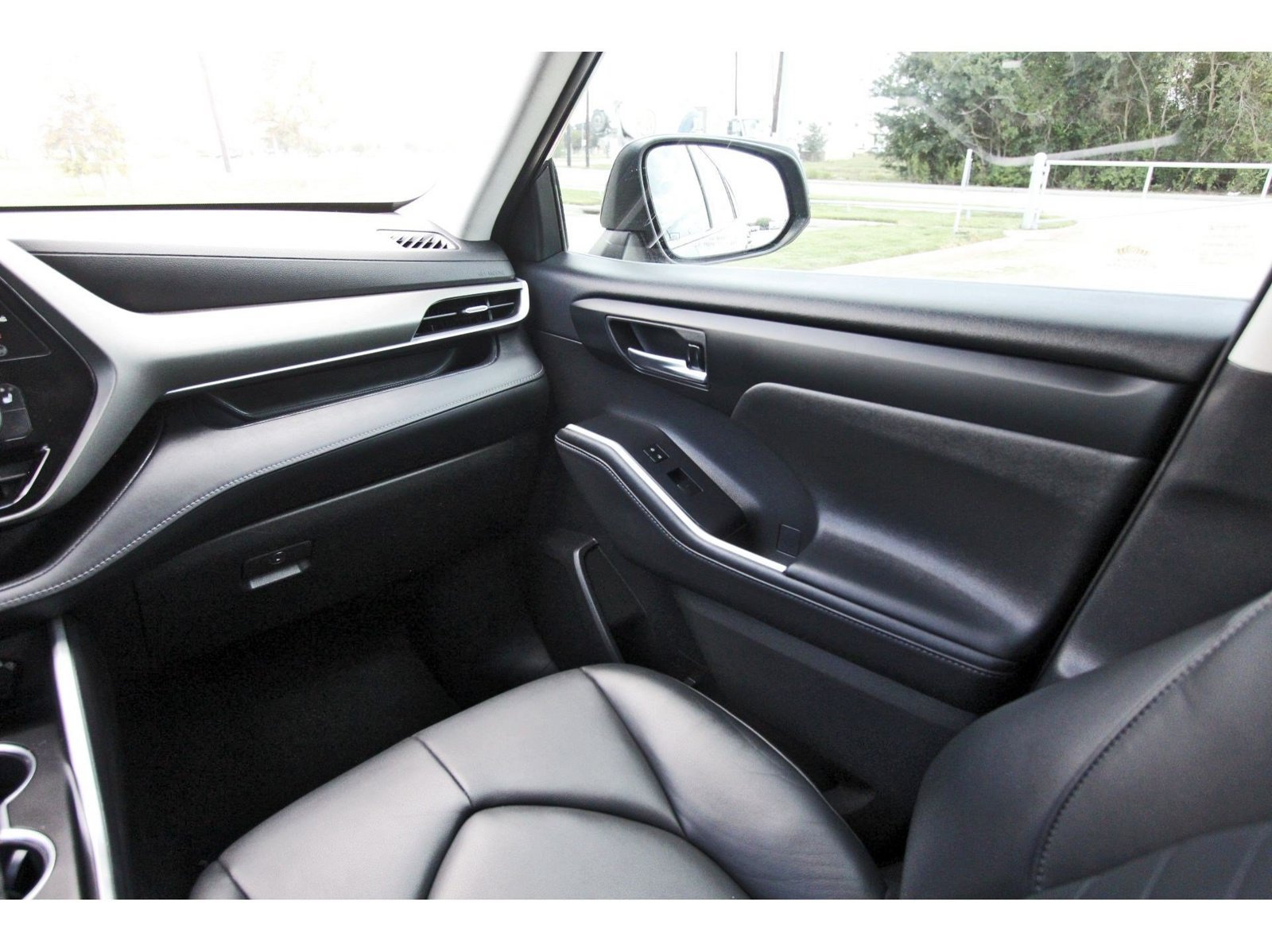 Used 2020 Toyota Highlander XLE AWD/4WD image 11