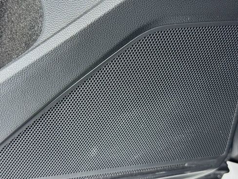 Used 2018 Volkswagen Tiguan SE w/ Panoramic Sunroof Package image 23