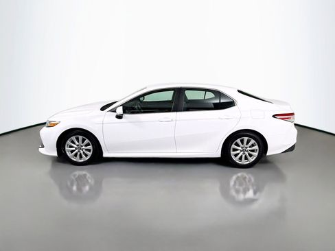 Used 2018 Toyota Camry LE image 2