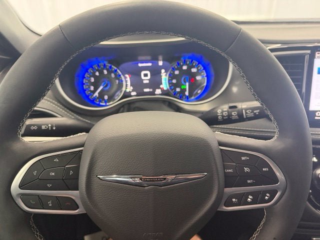 Used 2025 Chrysler Pacifica Select FWD image 6
