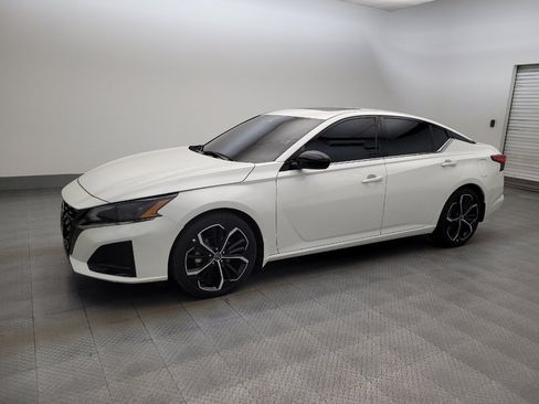 Used 2024 Nissan Altima 2.5 SR w/ SR Premium Package FWD image 2