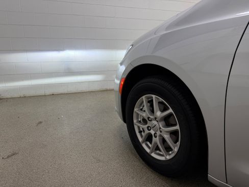 Used 2024 Chrysler Pacifica Touring-L FWD image 35