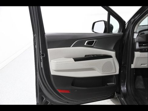 Used 2024 Kia Carnival LX image 27