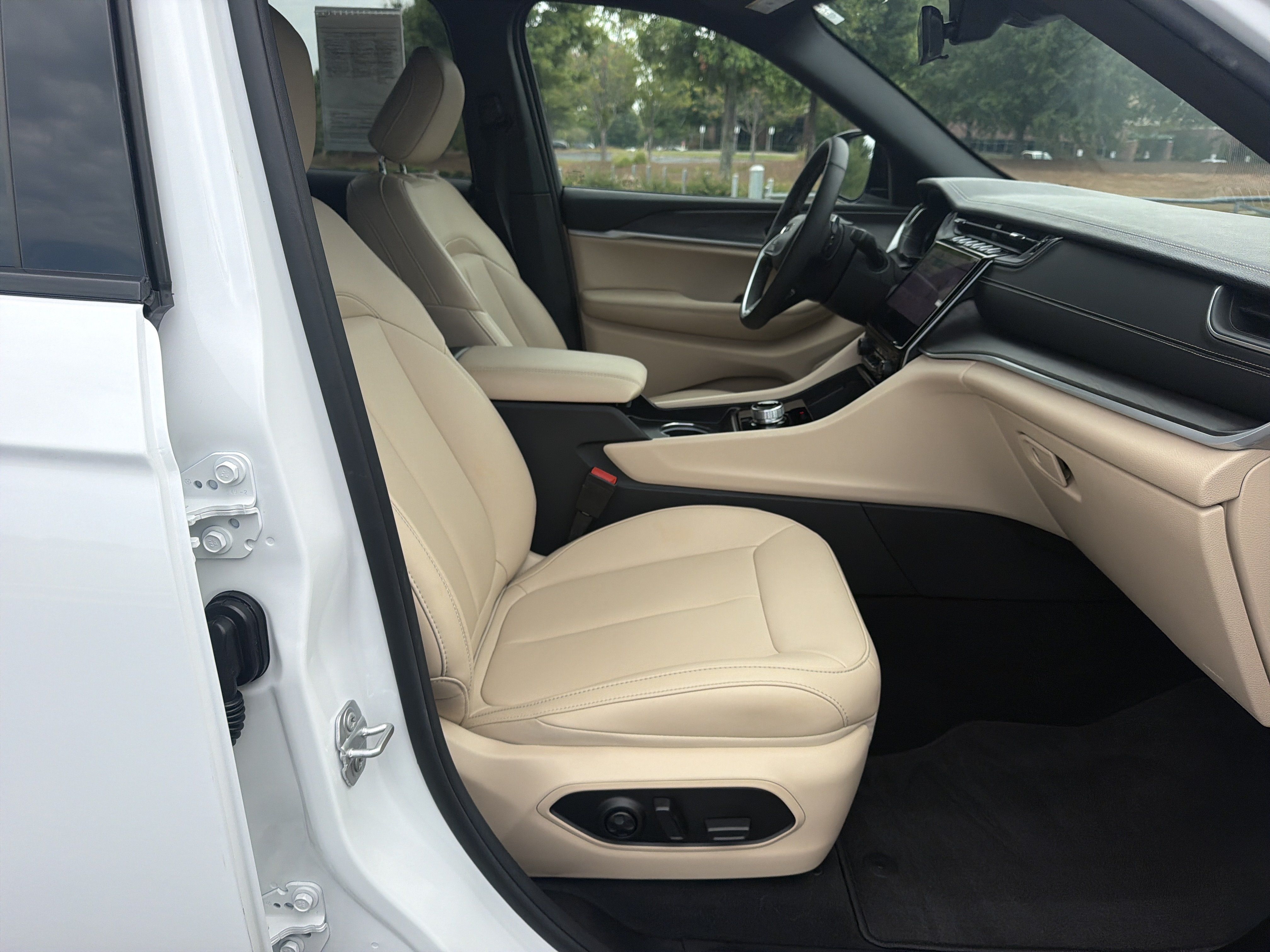 Used 2025 Jeep Grand Cherokee Limited RWD image 31