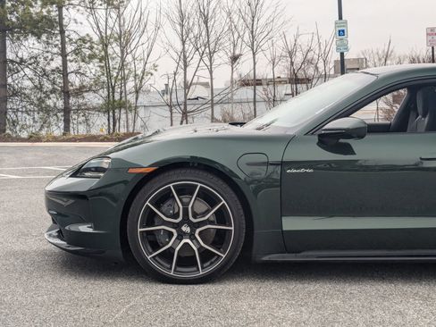 Used 2025 Porsche Taycan image 3