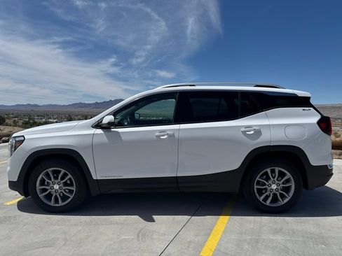 Used 2024 GMC Terrain SLT FWD image 2