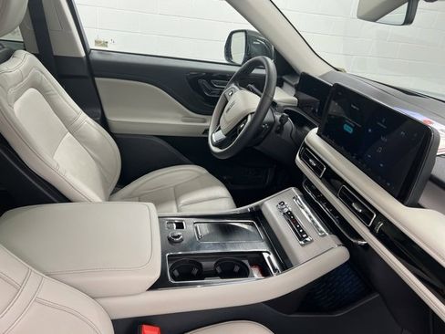 Certified 2025 Lincoln Aviator Reserve w/ Illumination Package image 29