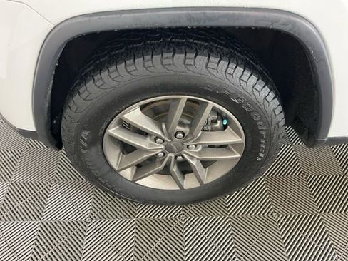 Used 2017 Jeep Grand Cherokee Laredo image 31