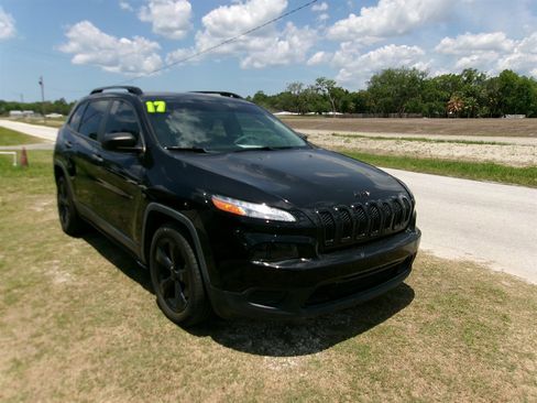 Used 2017 Jeep Cherokee Sport FWD image 5