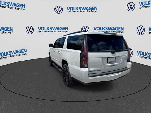 Used 2018 Cadillac Escalade ESV Luxury RWD image 12