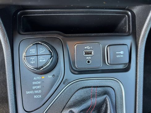 Used 2021 Jeep Cherokee Trailhawk w/ Technology Group image 31