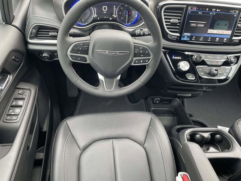 New 2026 Chrysler Pacifica Select image 11