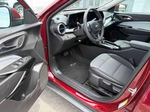 Used 2025 Chevrolet Trax LT FWD image 33