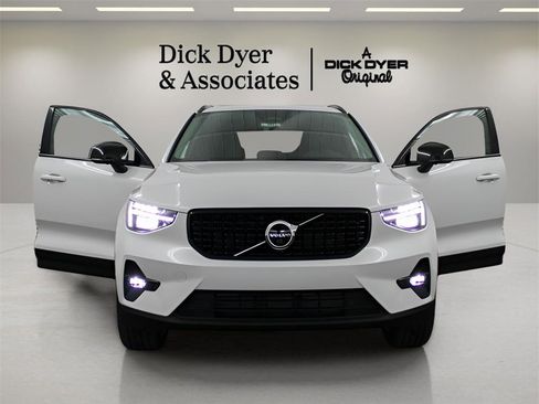 New 2025 Volvo XC40 B5 Plus image 7