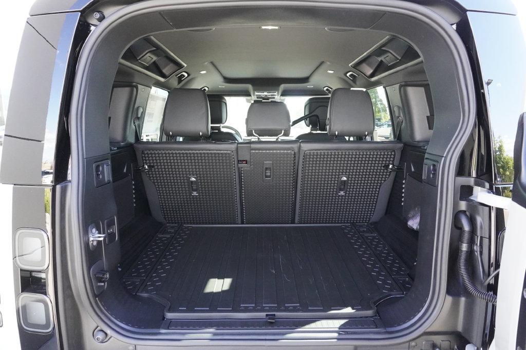 New 2026 Land Rover Defender 110 X-Dynamic SE AWD/4WD image 31