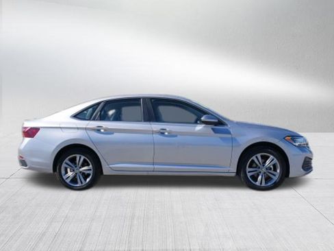 Used 2024 Volkswagen Jetta SE image 2