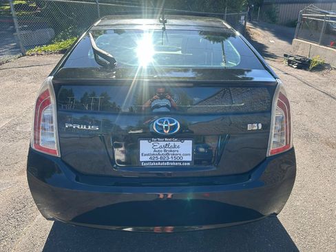 Used 2013 Toyota Prius Four w/ Deluxe Solar Roof Pkg FWD image 6