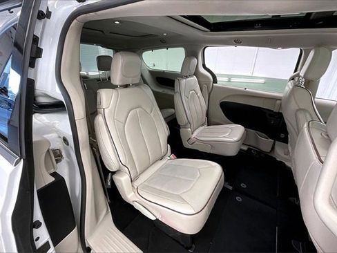 Used 2020 Chrysler Pacifica Limited image 19