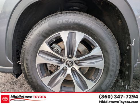 Certified 2024 Toyota Highlander XLE image 9