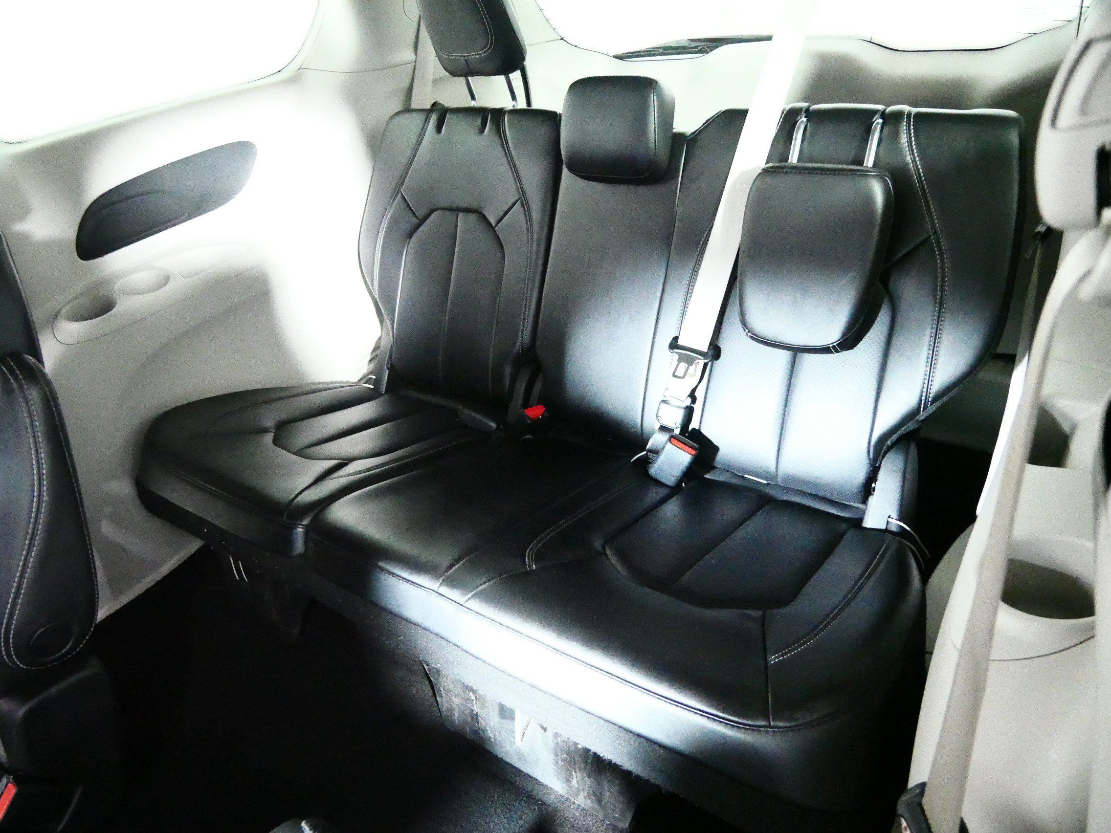Used 2023 Chrysler Pacifica Touring-L FWD image 33