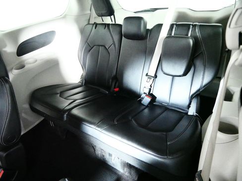 Used 2023 Chrysler Pacifica Touring-L FWD image 33
