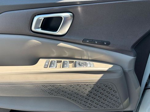 Used 2025 Kia Carnival EX FWD image 13