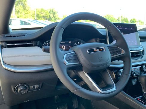 Used 2025 Jeep Compass Limited image 34