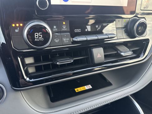 Used 2024 Toyota Highlander XLE image 31