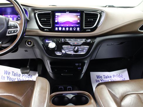 Used 2017 Chrysler Pacifica Limited FWD image 20