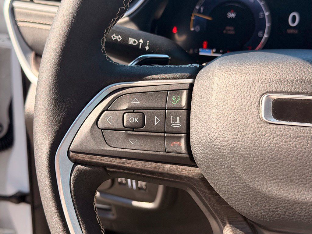 Used 2025 Jeep Grand Cherokee L Limited w/ Black Appearance Package AWD/4WD image 17