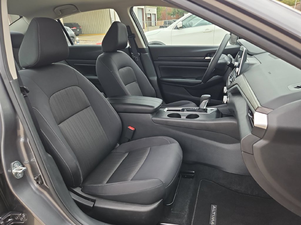 Used 2025 Nissan Altima 2.5 SV FWD image 31