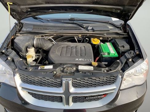 Used 2016 Dodge Grand Caravan SXT FWD image 19