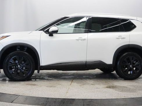 Used 2021 Nissan Rogue SV w/ Premium Package image 3