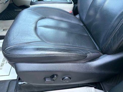 Used 2020 Chrysler Pacifica Touring-L Plus FWD image 23