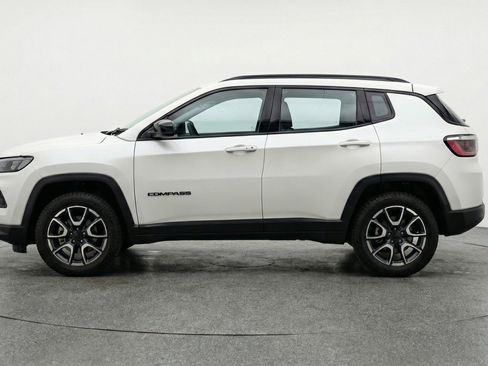 Used 2025 Jeep Compass Trailhawk image 5