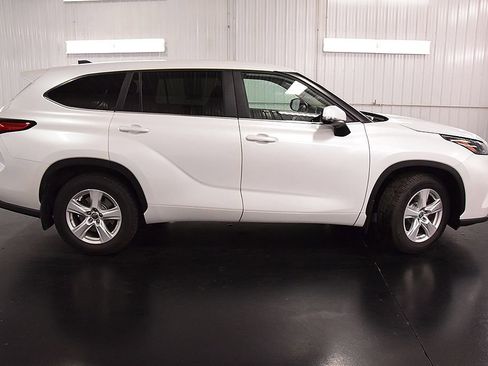 Used 2023 Toyota Highlander LE AWD/4WD image 9