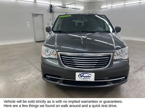 Used 2016 Chrysler Town & Country Touring FWD image 4