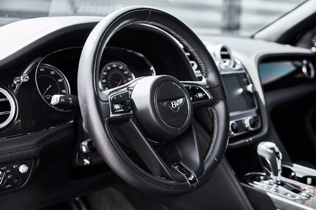 Used 2017 Bentley Bentayga AWD/4WD image 32