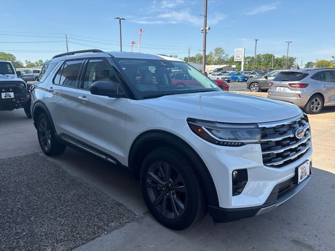 Used 2025 Ford Explorer Active w/ Active Comfort Package AWD/4WD image 8