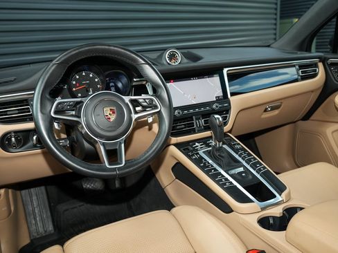 Certified 2021 Porsche Macan AWD/4WD image 28
