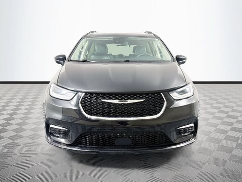 Used 2022 Chrysler Pacifica Touring-L FWD image 2