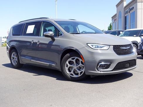 Used 2023 Chrysler Pacifica Limited FWD image 5