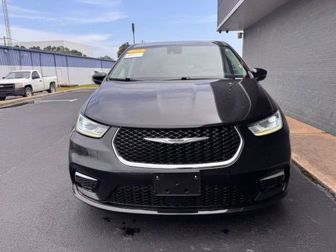 Used 2023 Chrysler Pacifica Touring-L FWD image 3