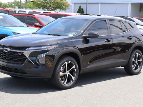 Used 2026 Chevrolet Trax RS FWD image 3