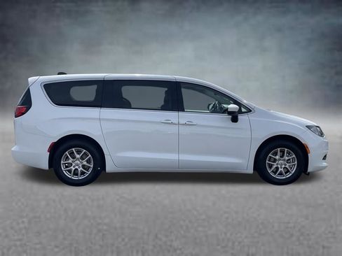 Used 2023 Chrysler Voyager LX FWD image 4