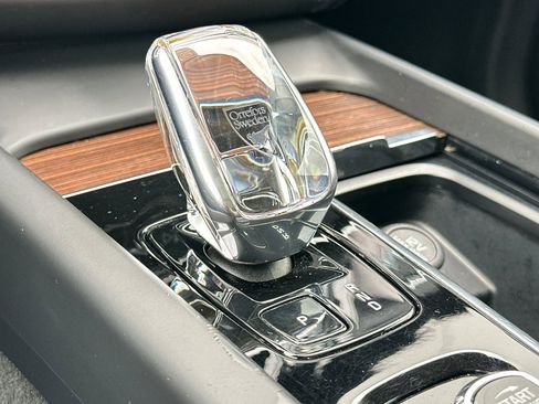 Used 2023 Volvo XC60 B5 Ultimate w/ Climate Package image 25