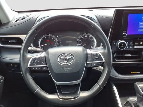 Certified 2024 Toyota Highlander XLE FWD image 6