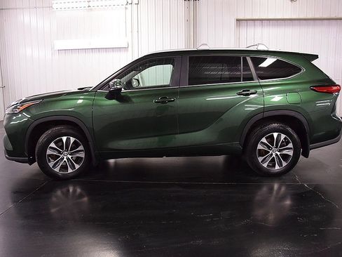 Used 2023 Toyota Highlander XLE image 4