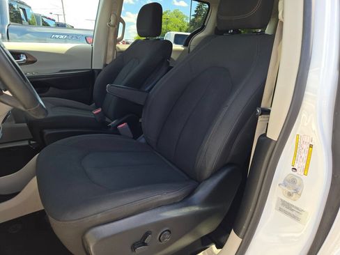 Used 2017 Chrysler Pacifica Touring FWD image 29