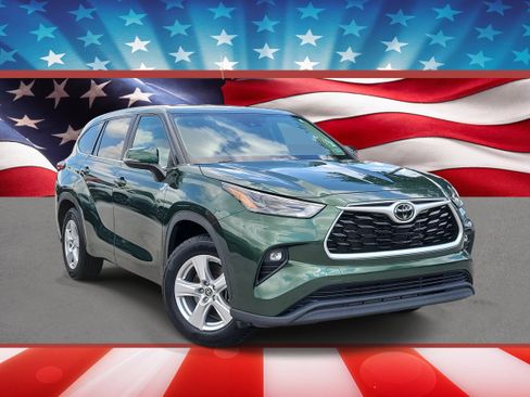 Used 2023 Toyota Highlander LE FWD image 1